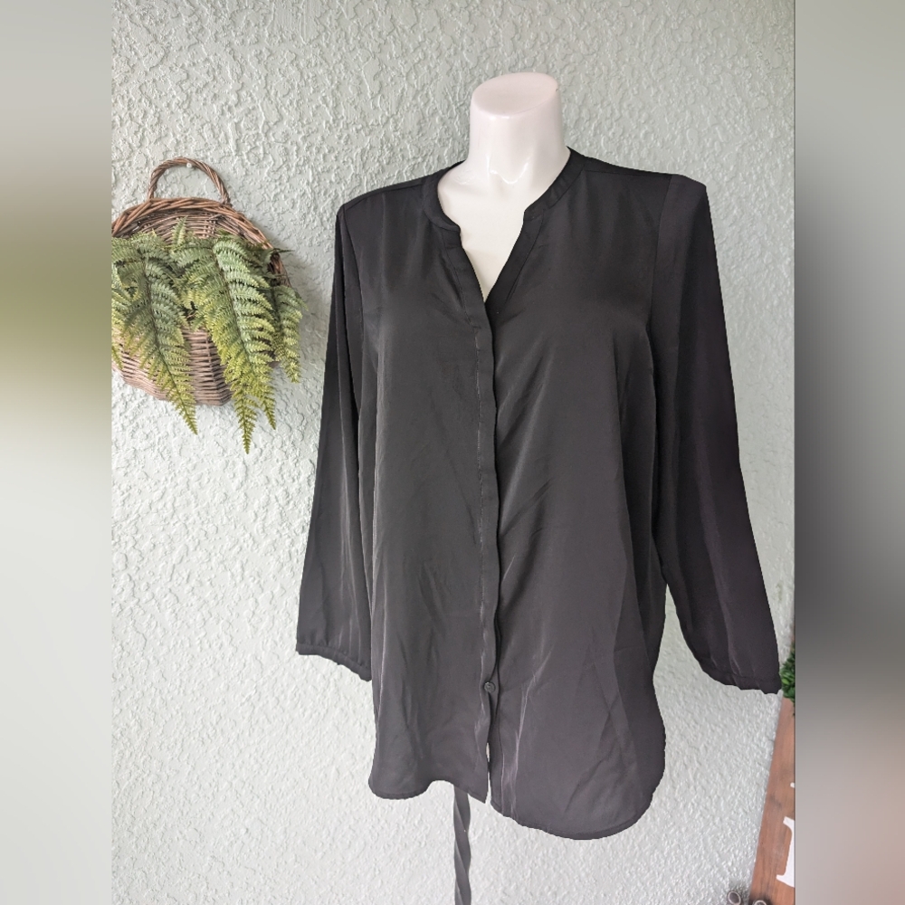 TORRID Studio Crepe De‎ Chine Button Front Long Sleeve Blouse black  Size 3